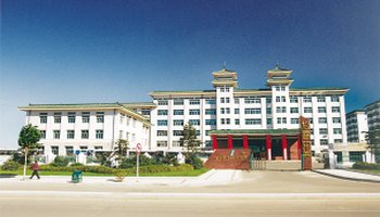 松雷中学 学校实行董事会领导下的校长负责制.