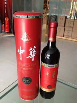 老中华水温塞接线图_接线图分享 酒窖是葡萄酒的天堂,中华酒窖已有百年历史,酒窖中的湿度、温度、光线、震动、气味都得到了严格的限制,保证了每一瓶中华牌葡萄酒的口感及品质。 双重陈年窖藏工艺-桶储 橡木桶储藏阶段:酒体经历着非常大的变化,去除了生涩味,保留了原有的香气,大约12-24个月以后,出桶装瓶。 1、微氧化:橡木桶提供葡萄酒一种微氧化的环境,有助于葡萄酒的成熟和柔顺,同时为葡萄酒提供可以长期珍藏的可能性。 2、增加香气:橡木桶中的芳香物质可以赋予葡萄酒更佳丰富的香气,优质的橡木桶可以赋予葡萄酒18种以上的香气,诸如:烟草、咖啡、奶油