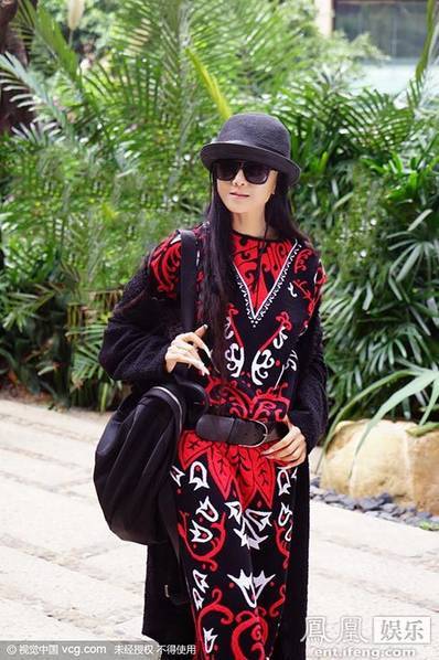 杨丽萍冬至现身广州 一身红黑民族时尚装获好