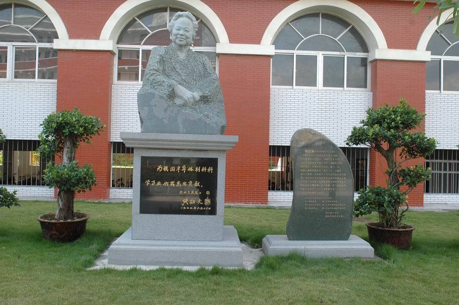 将普通话作为素质教育,学校管理的重要内容,把