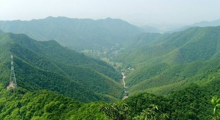 安徽铜陵天门山山脉向西4公里自然断开,与五峰山之间形成一条高大峡口