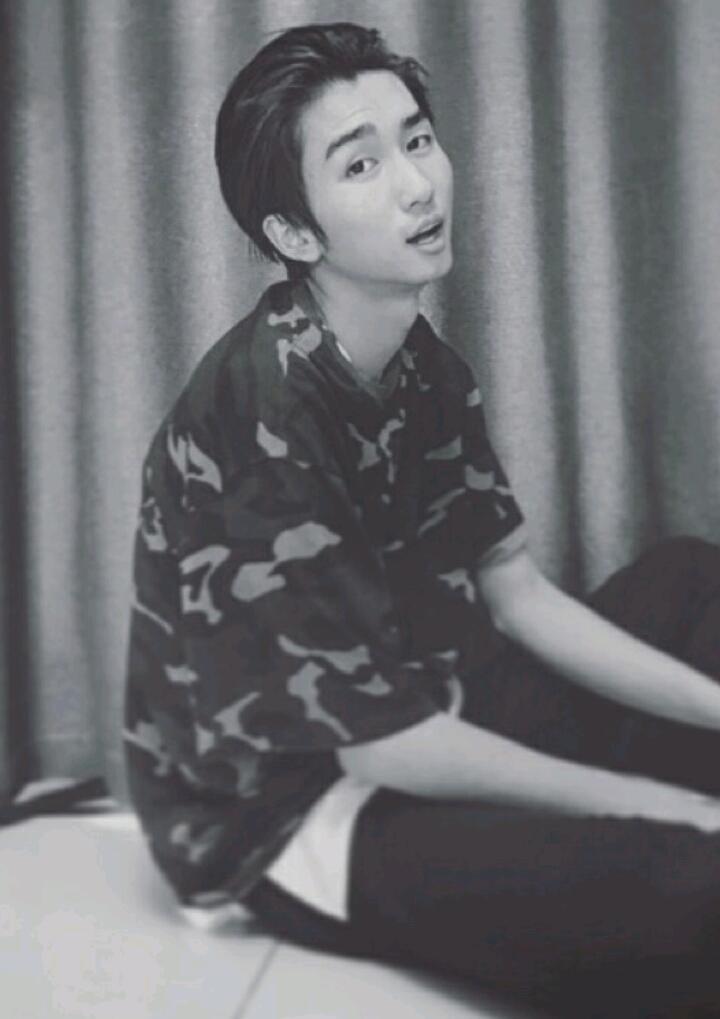 小虎牙帅哥张阳阳在花椒直播给你唱歌了