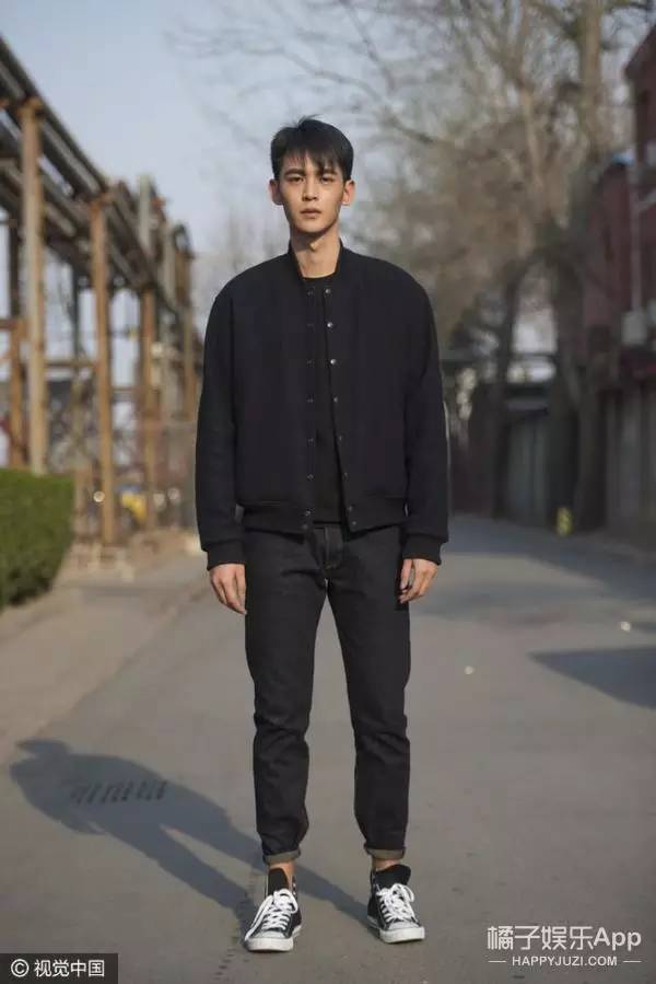 单手抱姑娘，胸咚盛一伦。没想到唐晓天竟然是这样的男模