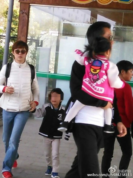 邓超孙俪携娃现身 等等憨态可掬小花长大