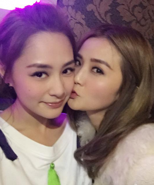 阿Sa为阿娇庆35岁生日 蛋糕香吻一个都不能少